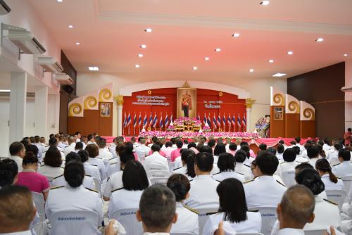 พิธีทำบุญตักบาตร วางพวงมาลาและจุดเทียน เพื่อน้อมรำลึกถึงพระมหากรุณาธิคุณพระบามสมเด็จพระจุลจอมเกล้าเจ้าอยู่หัวเนื่องในวันคล้ายวันสวรรคต 